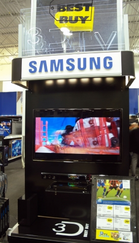 베스트 바이 직원들이 베스트 바이가 자체적으로 마련한 삼성전자 3D TV 체험존에서 삼성 풀HD 3D LED TV로 3D 입체영상을 시연하고 있다.