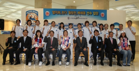 우리은행 한새 여자프로농구단은 10일 오후 우리은행 회현동 본점에서 최근 영입한 배혜윤 선수와 양지희 선수, 린다 월링턴 선수의 입단식을 가졌다.입단식 후 구단주인 이종휘 우리은행