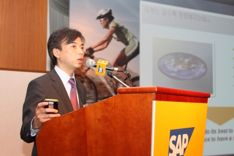 ‘중소기업을 위한 SAP 솔루션 페어 2010’ 행사에서 글로벌 강소기업 도약을 위한 중소기업 경영전략에 대해 발표하고 있는 SAP 전략솔루션본부 총괄 김기호 전무.