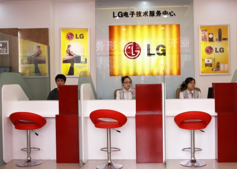 중국 지린(吉林)성 장춘(長春) 'LG 마스터 센터' 내 고객 안내 창구에서 직원들이 온라인으로 서비스 접수를 받고 있다.