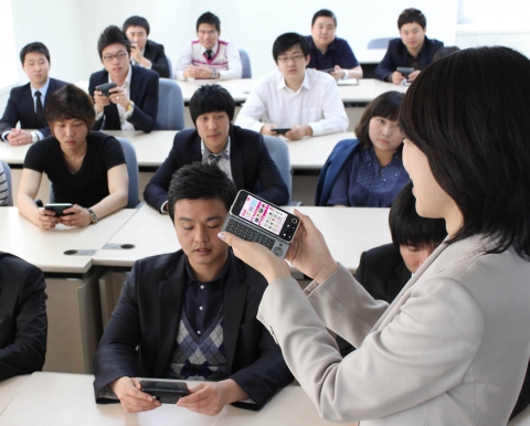 지난 5월 11일 통합LG텔레콤 북대전지점에 모인 판매사원들이 개발자로부터 ‘이클립스’에 대한 기능을 교육 받고 있는 모습.