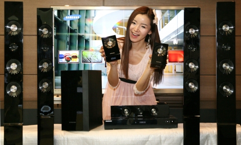 삼성전자 수원사업장 디지털연구소에서 삼성전자 홍보도우미가 생생한 3D 입체영상과 프리미엄 입체음향을 동시에 즐길 수 있는 세계 최초 3D 홈시어터(HT-C6950W)를 소개하고 있