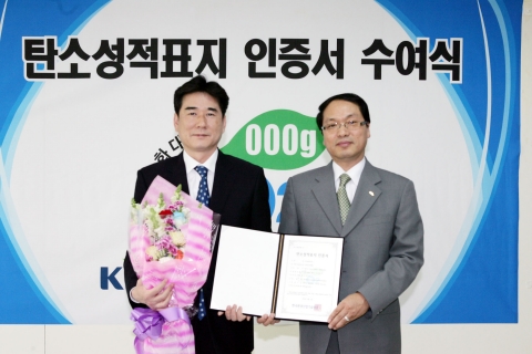 삼성전자는 12일 한국환경산업기술원에서 열린 탄소성적표지 인증서 수여식에서 에어컨 최초로 탄소배출량 인증을 받았다. 사진 왼쪽은 삼성전자 DAS사업팀 시스템에어컨개발그룹장 문제명 