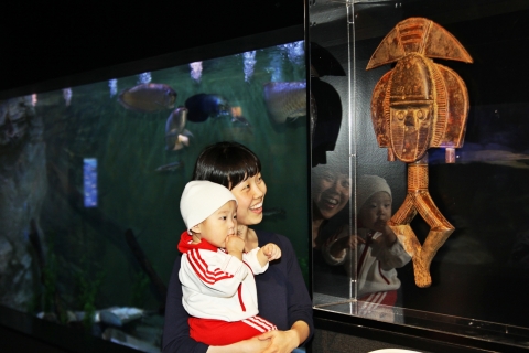 부산아쿠아리움에 전시된 아프리카 유물 ‘움브루응그루(Mbulu-Ngulu)’를 관람객이 신기한 듯 바라보고 있다. 이 작품은 아프리카 가봉 코타부족의 가면으로, 약 4천 만원을 호