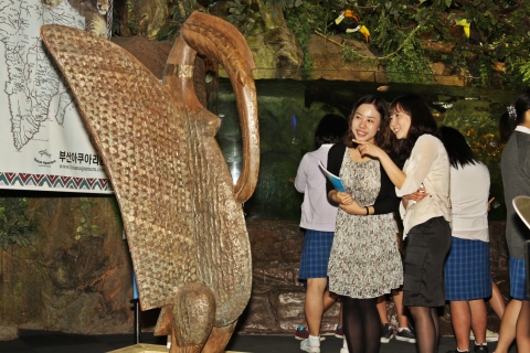 부산아쿠아리움에 전시된 아프리카 신화 속 동물의 형상을 띈 유물 ‘코뿔새 상’ 을 바라보는 관람객들