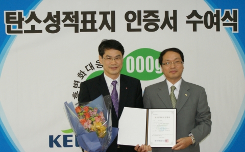 LG전자가 한국환경산업기술원으로부터 에어컨 탄소성적표지 인증을 받았다.  
김성동 RAC 연구소장(왼쪽)과 박재성 국환경산업기술원 환경경영본부장(오른쪽)