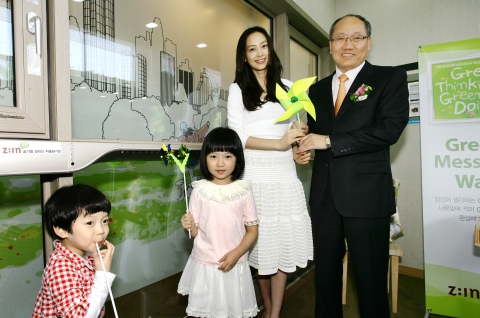 LG하우시스가 세계 최초로 개발한 자동환기창 앞에서 LG하우시스 한명호 대표와 Z:IN 광고모델인 이나영씨가 아동 모델들과 함께 포즈를 취하는 모습