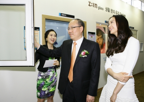 LG하우시스 한명호 대표와 LG하우시스 지인(Z:IN) 광고모델인 이나영씨가 전시된 창호제품을 둘러보고 있는 모습