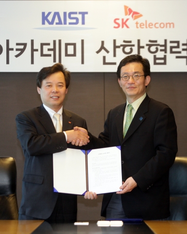 SK텔레콤 홍성철 서비스 부문장(좌측)과 김영걸 KASIT정보미디어 경영대학원장이 MOU에 서명한 후 악수하는 모습