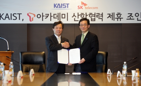 SK텔레콤 홍성철 서비스 부문장(좌측)과 김영걸 KASIT정보미디어 경영대학원장이 MOU에 서명한 후 악수하는 모습