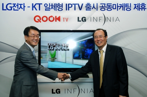 KT 서종렬 미디어본부장(우)과 LG전자 박경준 한국지역본부장(좌)이 13일 서울 중구 남대문로에 위치한 서울스퀘어에서 'QOOK TV 일체형 LG INFINIA'