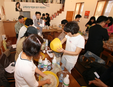 하나은행, 막걸리 빚기 체험 행사 개최