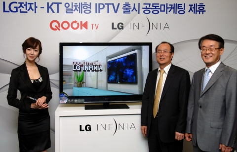 LG전자와 KT가 QOOK TV 일체형 인피니아를 출시해 공동 마케팅에 나선다. (사진 오른쪽부터)박경준 LG전자 한국지역본부장과 서종렬 KT 미디어본부장이 신제품을 소개하고 있는