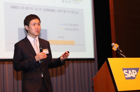 ‘2010 대학을 위한 SAP 솔루션 세미나’ 행사에서 한국 대학과 함께한 SAP솔루션의 진화를 주제로  기조 연설을 하고 있는 SAP 코리아 박범순 팀장.