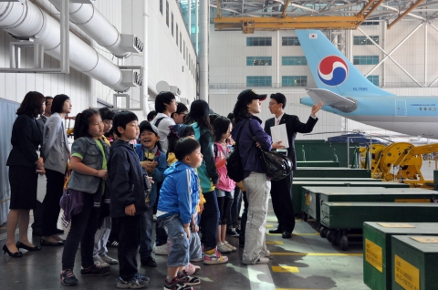 행사에 초청된 어린이들이 서울 공항동 대한항공 본사 격납고 안에서 항공체험을 하고 있는 모습