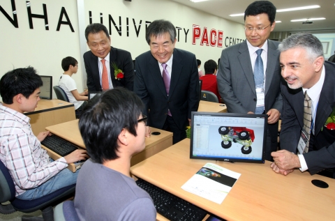 GM DAEWOO의 손동연 기술개발부문 부사장(사진 왼쪽)이 13일 인하대학교(이하 인하대)에서 열린 국제 산학협력 프로그램 PACE(Partners for the Advancem