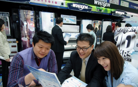 LG전자 에어컨 매장을 찾은 신혼부부가 판매직원과 에어컨 구매 상담을 하고 있다.