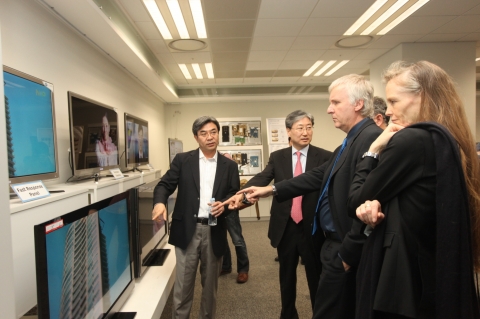 삼성 디지털시티 3D TV 개발현장을 찾은 카메론 감독 일행이 삼성전자의 3D TV 풀 라인업에 관해 설명을 듣고 있다. 왼쪽부터 김현석 전무(개발팀장), 윤부근 사장, 카메론 감