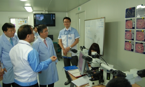 이종휘 우리은행장이 지난 13일 오후 제22회 중소기업 주간을 맞아 충북 청주에 소재한 바이오업체인 (주)바이오스텍을 방문해 강종구 대표이사로부터 회사에 관한 설명을 듣고 있다. 