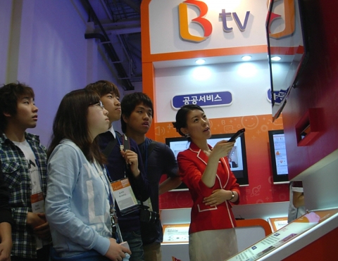 SK브로드밴드는 13일부터 15일까지 사흘간 부산 벡스코에서 열리는 &#039;부산콘텐츠마켓(BCM) 2010&#039;에서 B tv를 전시한다. 전시회에 참가한 고객들이 B tv의 다양한 서비스를 체험하고 있다.