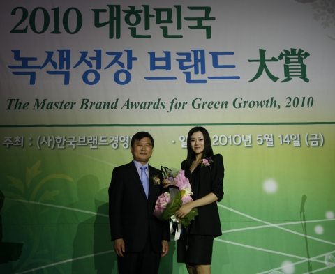 조현민 대한항공 통합커뮤니케이션실 IMC 팀장(오른쪽)이 김성제 한국브랜드경영협회 회장으로부터 상패를 받고 있는 모습.