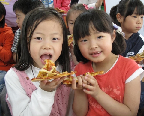 스승의날, 선생님과 전교생이 함께하는 피자파티