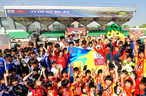 기아자동차는 16일, 경기도 남양주 종합운동장에서 국내 축구팬들을 위한 아마추어 축구대회인 「기아자동차 2010 남아공 미니월드컵 한국대표 선발전 결선대회」를 개최했다. 이번 대회