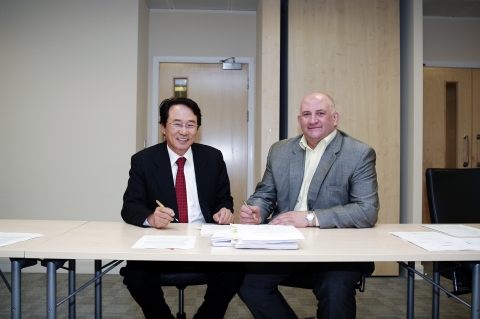 On the right side of the picture is Koo Gwanyoung, CEO of ACE Technologies Corp., and the other is C