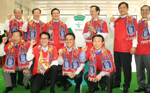 개관식 참석자들은 모두 대형축구공에 응원 메시지를 작성하였음. 대형축구공 기준으로 (좌측) 이석연 법제처장, 조중연 대한축구협회장 / (우측) 한승주 2022월드컵유치위원장, 김정태 하나은행장임.