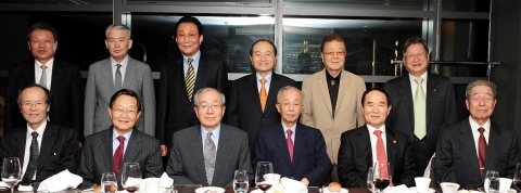 사진 뒷줄 왼쪽부터 시계방향으로 어윤대 전 고려대 총장, 이 동 전 서울시립대 총장, 고 건 전 명지대 총장, 오 명 건국대 총장, 김기주 전 서울교육대 총장(전 한서대 총장), 