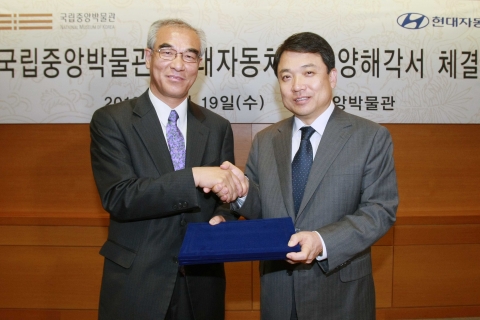 현대차 정진행 부사장(사진 오른쪽)과 국립중앙박물관 최광식 관장(왼쪽)이 협약식 후 기념촬영을 하는 모습.
