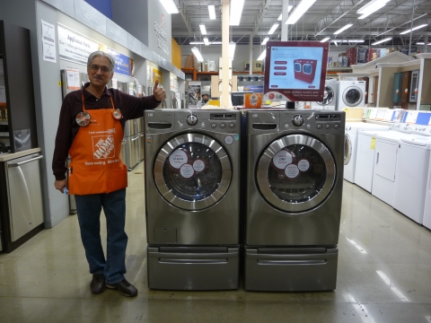 미국 시카고(Chicago)시내 홈디포(HOME DEPOT)매장에서 한 직원이 LG 드럼세탁기(모델명 WM2501)를 소개하며 엄지손가락을 치켜 세우고 있다