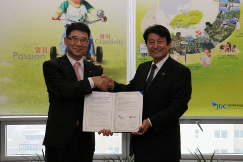 LG전자와 제주국제자유도시개발센터(JDC)가 녹색 청정지역인 제주도의 환경 친화적인 개발을 위해 손을 맞잡았다. 사진 왼쪽부터 LG전자 한국지역본부 한국B2B담당 박대병 상무, J