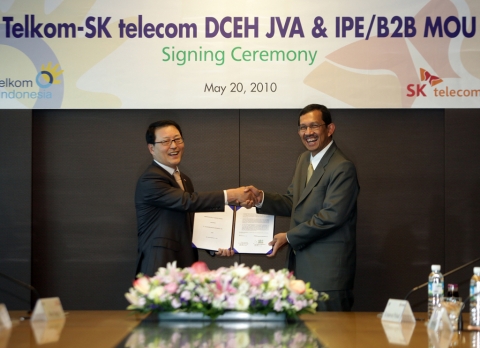 SK텔레콤 정만원 사장(사진 왼쪽)과 인도네시아 텔콤(Telkom)사의 리날디 피르만샤(Rinaldi Firmansyah) CEO는 5월 20일(목) 오후 7시 SK텔레콤 을지로 