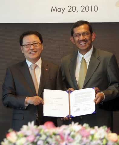 SK텔레콤 정만원 사장(사진 왼쪽)과 인도네시아 텔콤(Telkom)사의 리날디 피르만샤(Rinaldi Firmansyah) CEO는 5월 20일(목) 오후 7시 SK텔레콤 을지로 