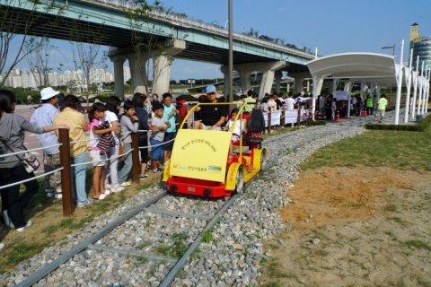 서울시 한강공원에 설치된 레일바이크는 철로를 따라 자전거를 타는 독특한 재미가 있어 어린이가 있는 가족들에게 인기가 있다.