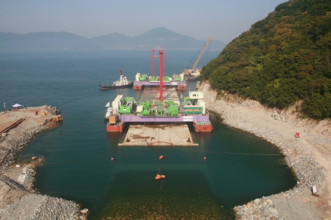 대우건설, 부산-거제간 연결도로 침매터널 마지막 함체 침설 완료