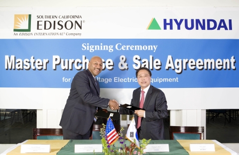 미국에서 열린 초고압 변압기 장기공급 계약식. 왼쪽부터 미국 SCE사의 Mr. Cecil House 구매총괄 부사장, 현대중공업 신영순 상무