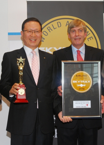 20일(현지 시간) 독일 함부르크에서 열린 2010 스카이트랙스 세계항공대상(2010 Skytrax World Airline Awards) 수상식에서 윤영두 아시아나항공 사장(사진