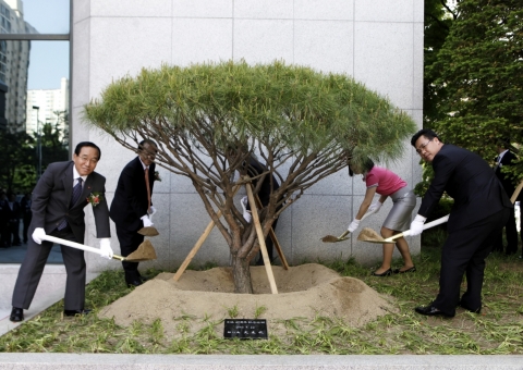 경남은행 창립 40주년 기념일을 맞아 문동성 은행장(사진 왼쪽)과 박재노 노조위원장(사진 오른쪽) 등이 기념 식수를 하고 있다.