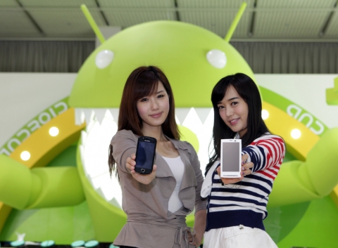 (왼쪽이 갤럭시 A, 오른쪽이 엑스페리아 X10) 모델들이 스마트폰을 선보이고 있는 모습