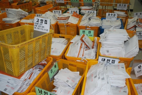 우편집중국, 부재자투표용지 발송으로 분주