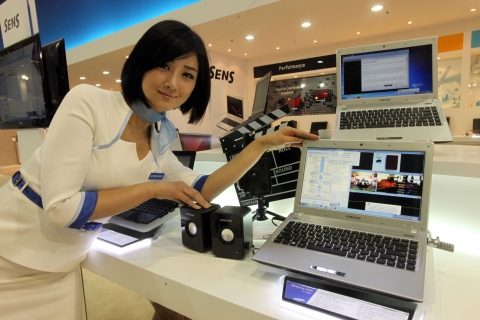 삼성전자 홍보도우미가 노트북 신제품을 소개하고 있다.