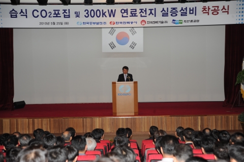착공식에서 기념축사 하는 남인석 사장
