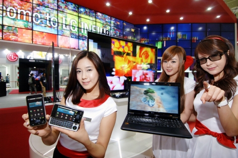 LG전자 홍보도우미들이 25일 삼성동 코엑스에서 열린 월드 IT쇼 2010에서 옵티머스Q와  인피니아 3D TV, 3D 노트북 등 LG전자의 전략 제품을 선보이고 있다.