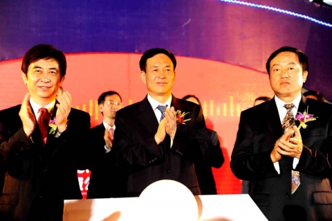 조인식에서 축포를 함께 터트린 후 박수치는 모습
사진 왼쪽에서부터 SK텔레콤 C&I CIC 서진우 사장, 청두(成都)시 부시장 바이강(白刚), 중철2국 주식회사 총경리 등위안파(