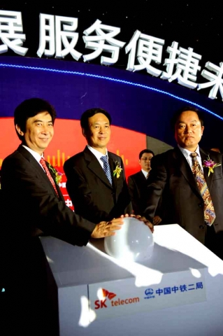 조인식에서 축포를 함께 터트리는 모습
사진 왼쪽에서부터 SK텔레콤 C&I CIC 서진우 사장, 청두(成都)시 부시장 바이강(白刚), 중철2국 주식회사 총경리 등위안파(邓元发)
