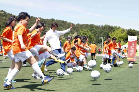 한화그룹이 주최한 &lt;희망축구교실&gt;에서 유상철 전 국가대표 선수가  참여한 장애 아동들에게 슈팅을 가르치고 있다.