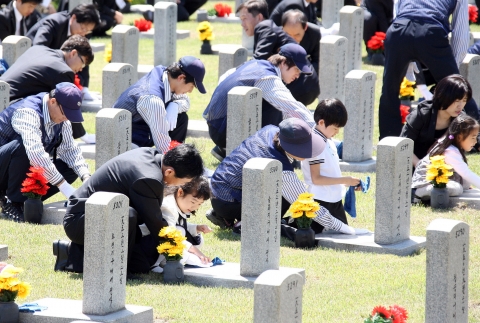 집배원이 호국영령에 1만 송이 헌화