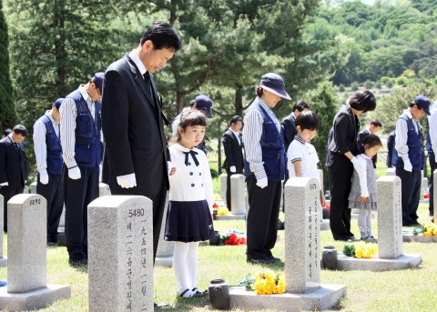 집배원이 호국영령에 1만 송이 헌화